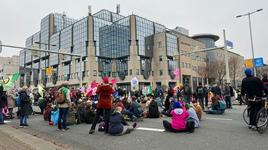 Climate activists block two traffic arteries in the center of