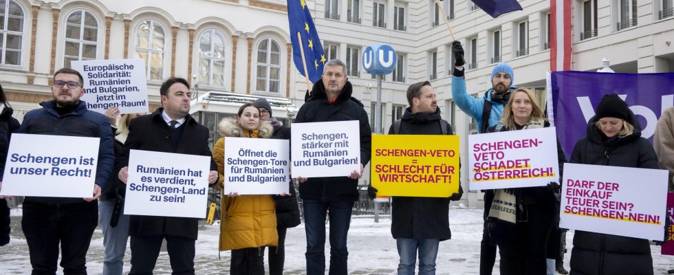 EU paves way for possible entry of Romania and Bulgaria
