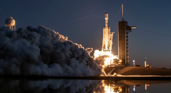 Falcon Heavy Rocket Takes to the Sky for USSF 52 Mission