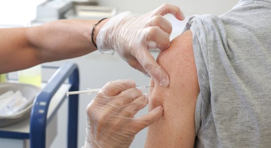 Flu and Covid vaccines 2023 deadline pharmacy same arm