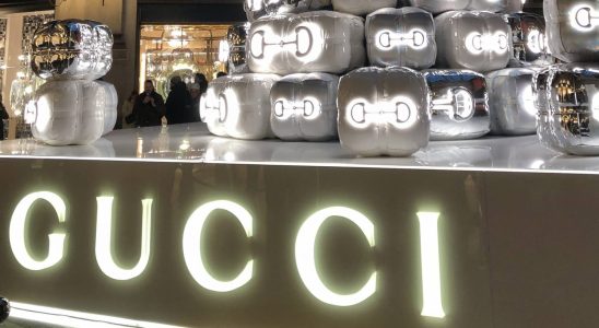 Gucci unveils its mega Christmas tree and scandalizes spectators An