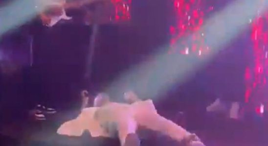 He suddenly collapsed on stage Brazilian singer who had a