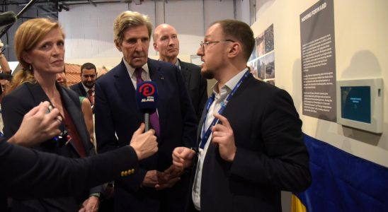 John Kerry visits the Ukrainian pavilion at COP28 in Dubai