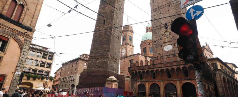 Leaning towers in Bologna are at risk of collapsing