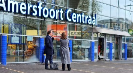 NS boss Wouter Koolmees caught with butt at smoke free Amersfoort