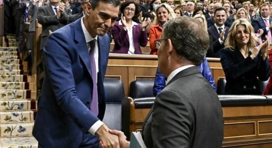 Pedro Sanchez meets Nunez Feijoo in a climate of tension