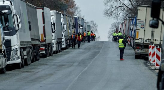 Polish border blocked agreement to pass empty trucks from Ukraine
