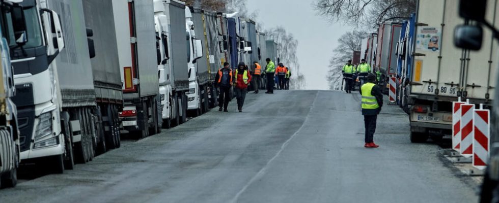 Polish border blocked agreement to pass empty trucks from Ukraine