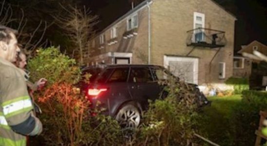 Range Rover driver drives into garden in Baarn under the