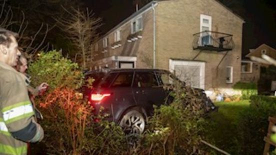 Range Rover driver drives into garden in Baarn under the
