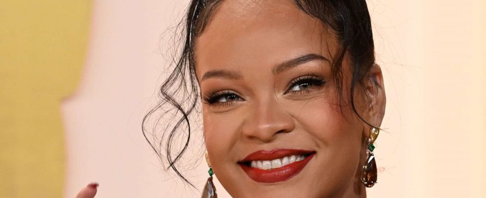 Rihanna found the perfect colorful makeup to dare during the