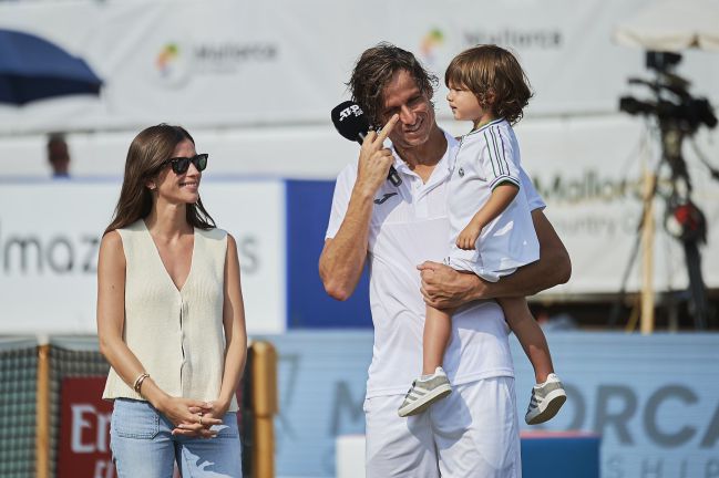 Feliciano López, with his son, Darío, in his arm, and with his wife, Sandra Gago.