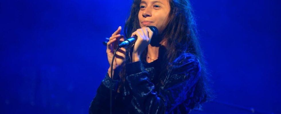 The young Mauritian singer Lisa Ducasse is on tour