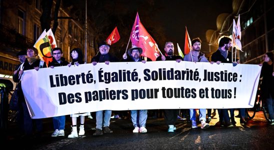 a demonstration brings together a thousand people in Paris parades