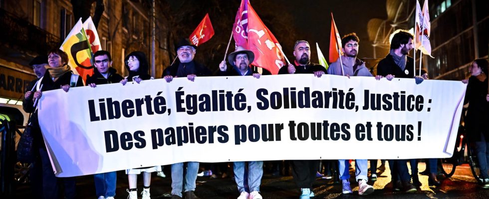a demonstration brings together a thousand people in Paris parades