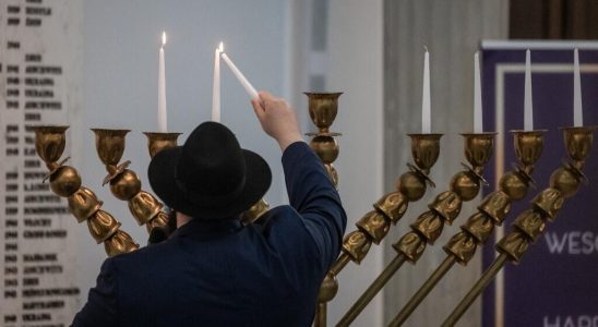 a far right MP empties a fire extinguisher onto a menorah
