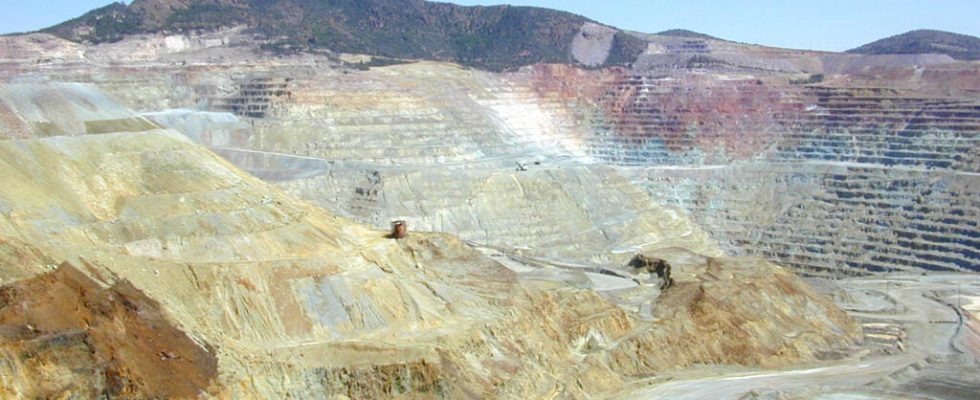 collapse of illegal copper mine leaves several dead