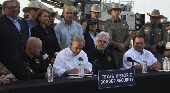 in the United States the governor of Texas signs a