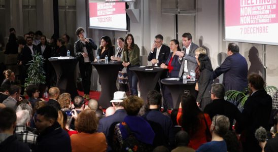 the left united against the immigration law without Melenchon
