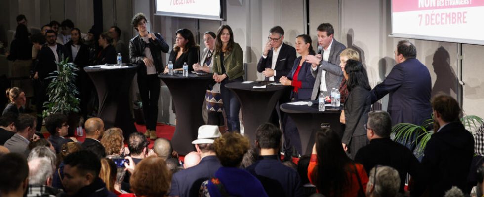 the left united against the immigration law without Melenchon