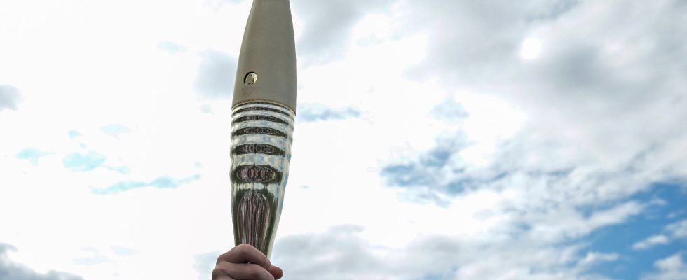 why the passage of the Olympic torch divides local elected