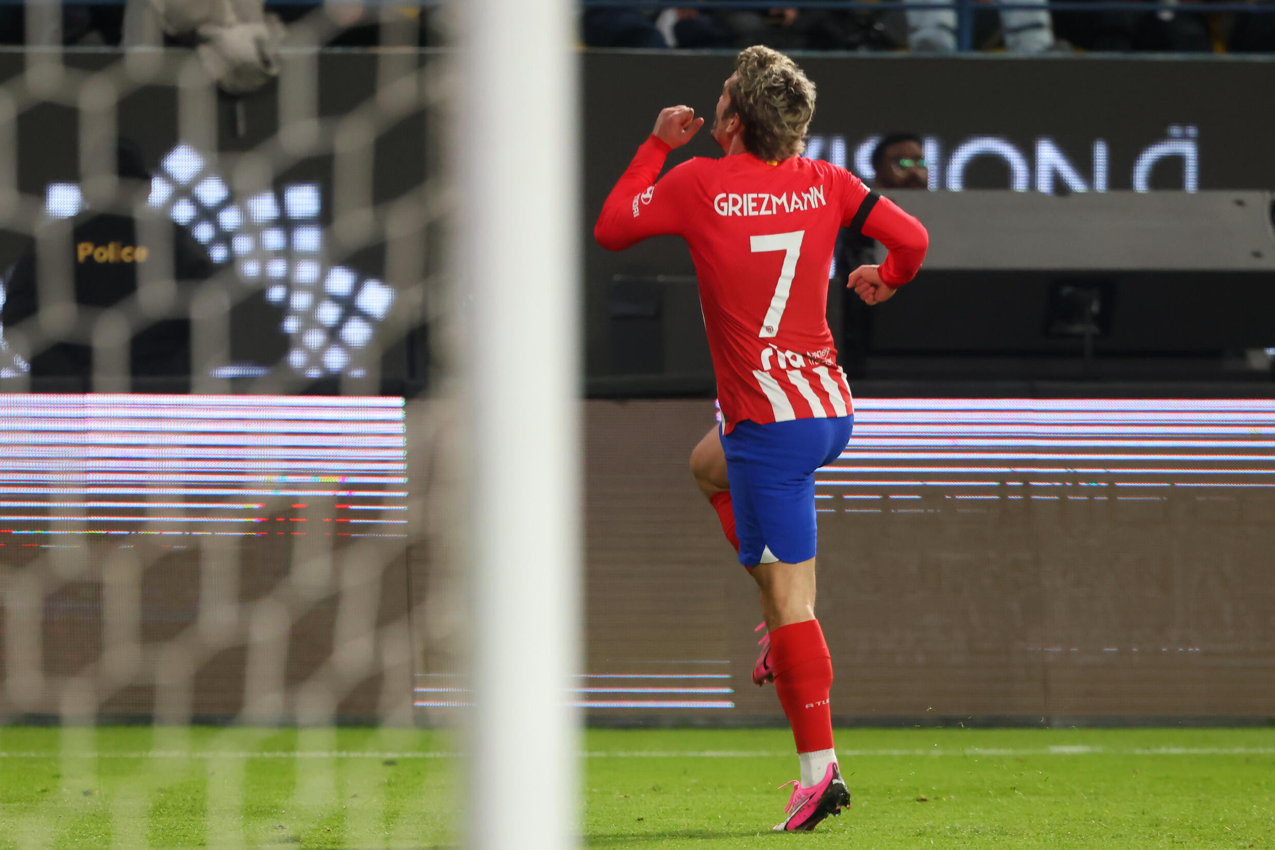 The joy of Antoine Griezmann (l) scorer of his 174th goal in the Atlético Madrid jersey, against Real Madrid, January 10, 2024 in Riyadh