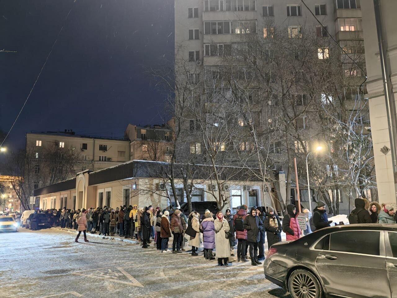 Queues in front of Boris Nadezhdine's HQ in Moscow to collect the signatures necessary for the presidential election, January 23, 2024.