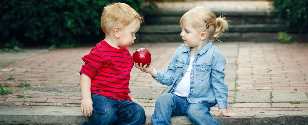 4 tips from a psychologist to develop generosity in children