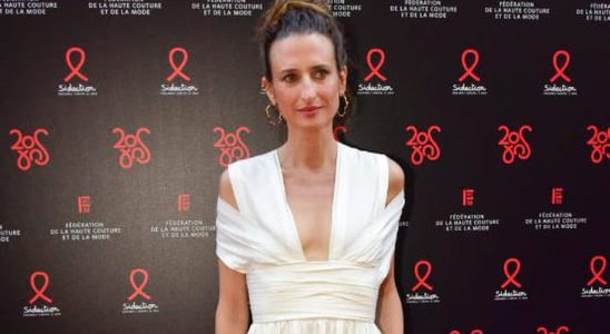 Bare shoulders and glamorous blow dry Camille Cottin has everything of