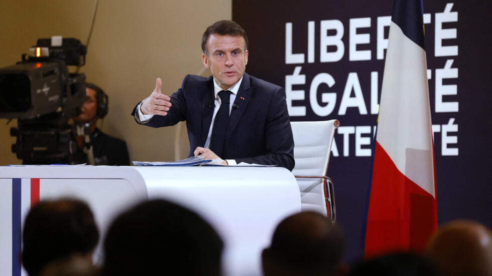 Uniform at school, regulation of the use of screens, birth rate... Emmanuel Macron delivered the battle plan for the second part of his five-year term, Tuesday January 16 from the Elysée. 