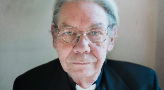 Famous TV priest dead consoled live