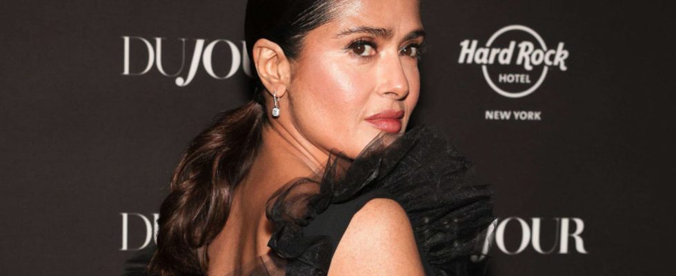 Fan shaped toes and trendy manicure for winter Salma Hayek poses