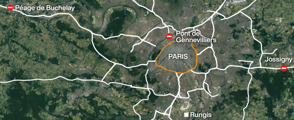 French farmers block roads around Paris