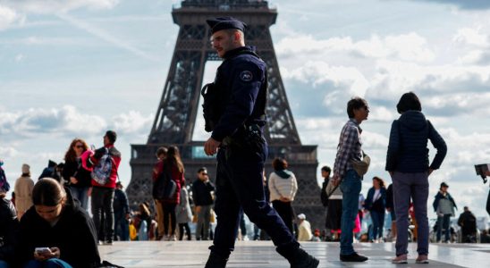 French police officers worried about their working conditions call for