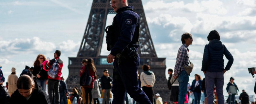 French police officers worried about their working conditions call for