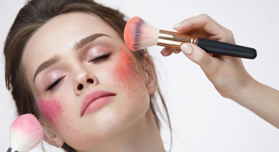 Glazed blush the make up technique for an immediate healthy glow
