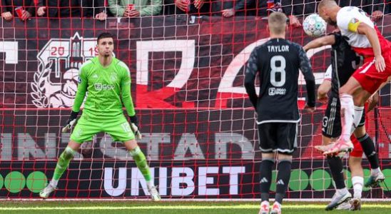Goal Van der Hoorn proves the usefulness of goal line