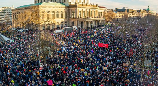 Hundreds of thousands in demonstrations against AFD