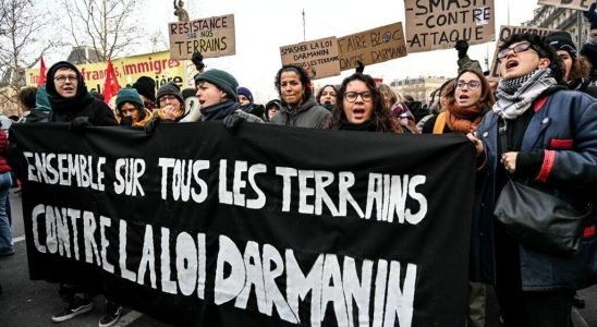 In France thousands of demonstrators in the streets against the