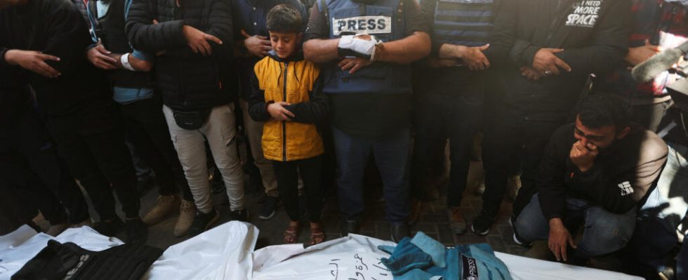 In Gaza journalists torn between the duty to inform and
