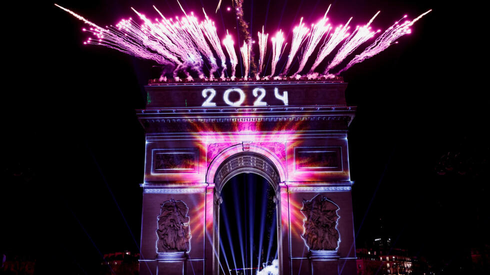 Fireworks light up the sky above the Arc de Triomphe during New Year's Eve celebrations on the Avenue des Champs-Élysées in Paris, France, January 1, 2024.