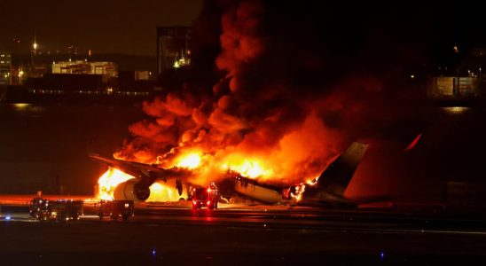 Japan Airlines plane on fire at Tokyos Haneda Airport