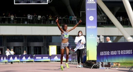 Kenyan Ngetich smashes 10km road world record
