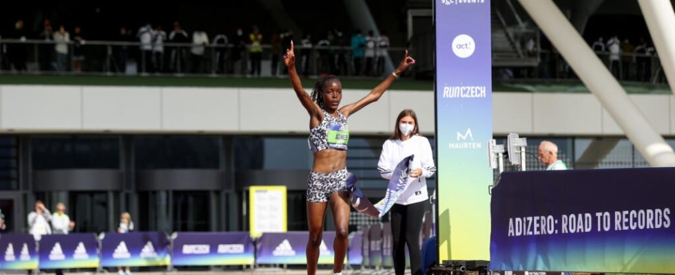 Kenyan Ngetich smashes 10km road world record