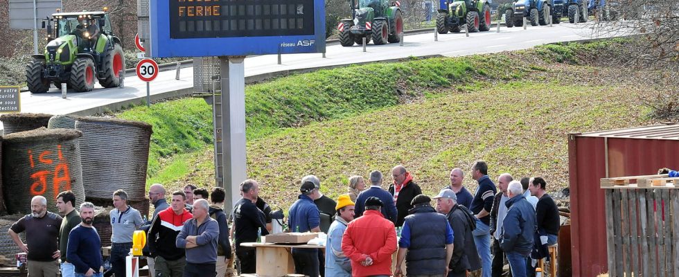 MAP Farmers protests where are the blockages near Paris and