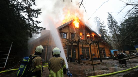 Major fire in wooden chalet Hollandsche Rading difficult to reach