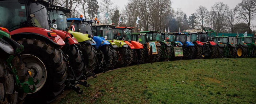Paris surrounded by farmers blockade still planned