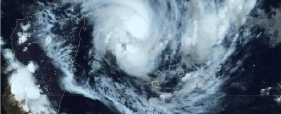 Reunion Island threatened by an intense tropical cyclone