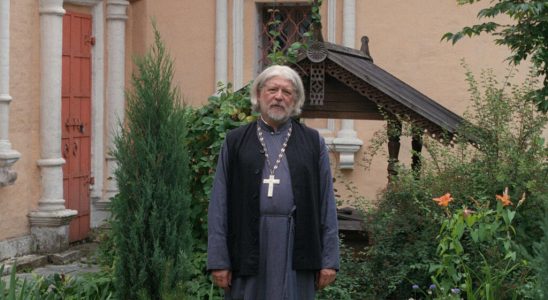 Russian priest Alexis Ouminsky defrocked for refusing to recite the