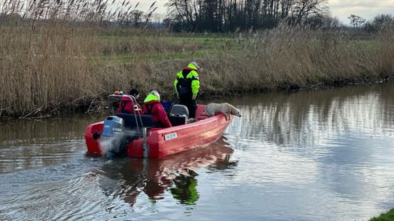 Sniffer dogs search on water for missing Kees from Veenendaal